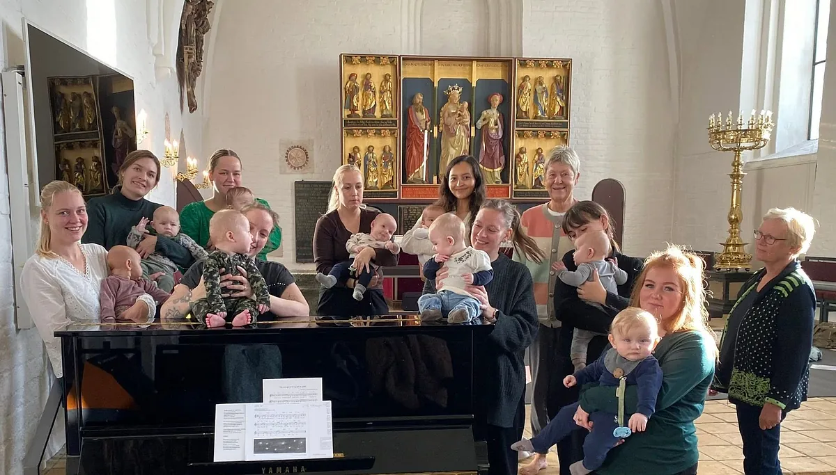 Babyer der holdes af deres mødre i Thisted Kirke