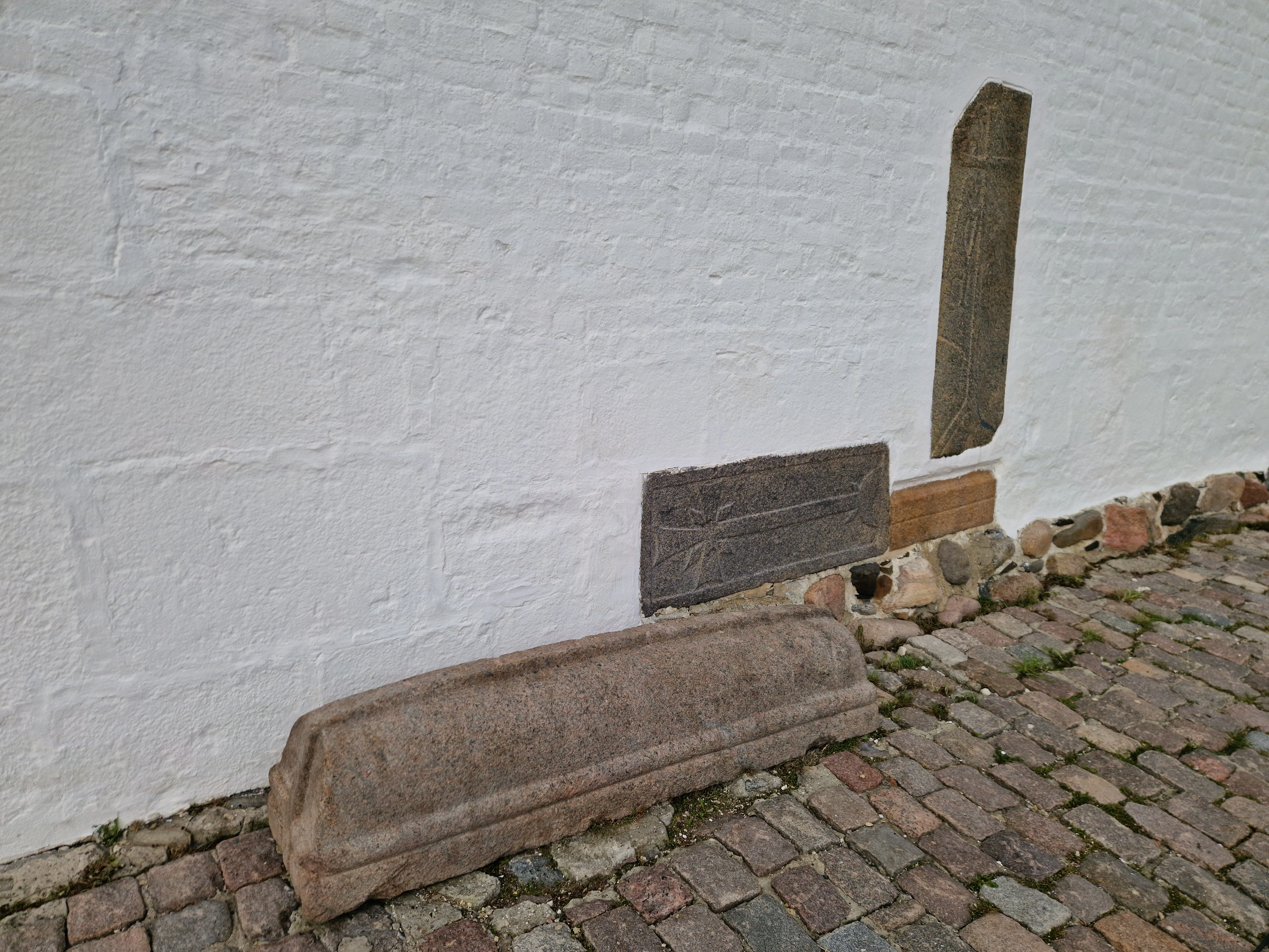 Gravsten i tårnets sydside